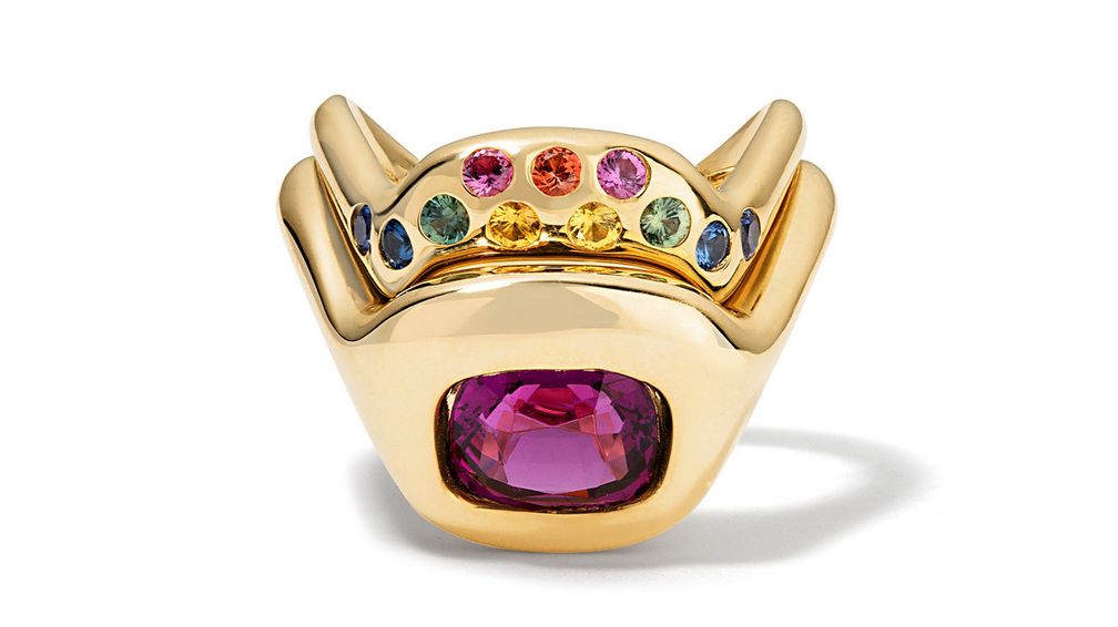 Стилизованный комплект колец (сверху вниз): кольцо Beluga Spout с разноцветными шри-ланкийскими сапфирами в оправе из 14-каратного желтого золота и уникальное кольцо Beluga Spout из 14-каратного желтого золота с удлиненным фиолетовым гранатом огранки кушон Стилизованный комплект колец (сверху вниз): кольцо Beluga Spout с разноцветными шри-ланкийскими сапфирами в оправе из 14-каратного желтого золота и уникальное кольцо Beluga Spout из 14-каратного желтого золота с удлиненным фиолетовым гранатом огранки кушон