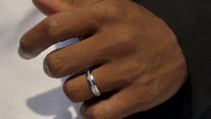 40 % мужчин рассмотрели бы возможность ношения помолвочного кольца 40 % мужчин рассмотрели бы возможность ношения помолвочного кольца