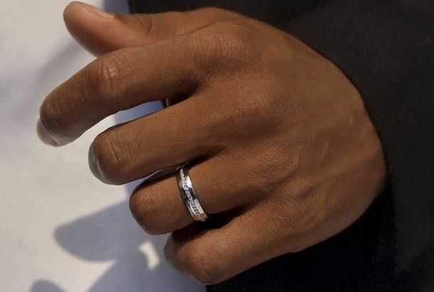40 % мужчин рассмотрели бы возможность ношения помолвочного кольца