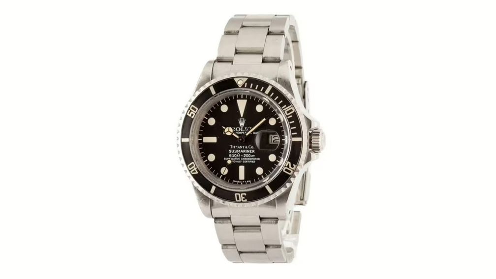 По данным Bob’s Watches, эти часы Rolex Submariner Ref. 1680 1978 года с подписью Tiffany стоили несколько сотен долларов, когда участник игрового шоу забрал их домой в 1970-х годах. Сегодня они считаются одними из самых редких часов Submariner