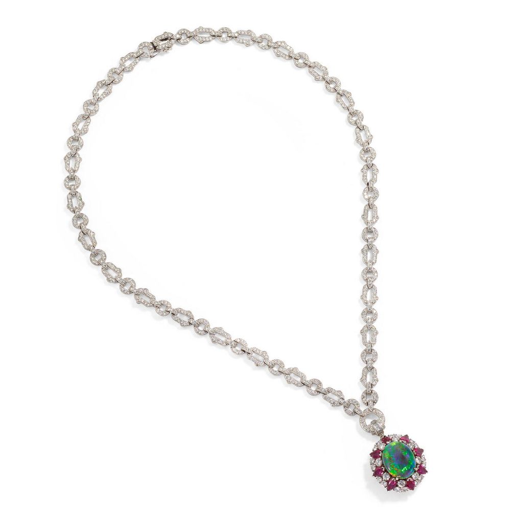 Бриллиантовое ожерелье от Рэймонда Ярда (Raymond Yard) с овальным опалом весом 5,1 карата в обрамлении бриллиантов и рубинов грушевидной огранки Бриллиантовое ожерелье от Рэймонда Ярда (Raymond Yard) с овальным опалом весом 5,1 карата в обрамлении бриллиантов и рубинов грушевидной огранки