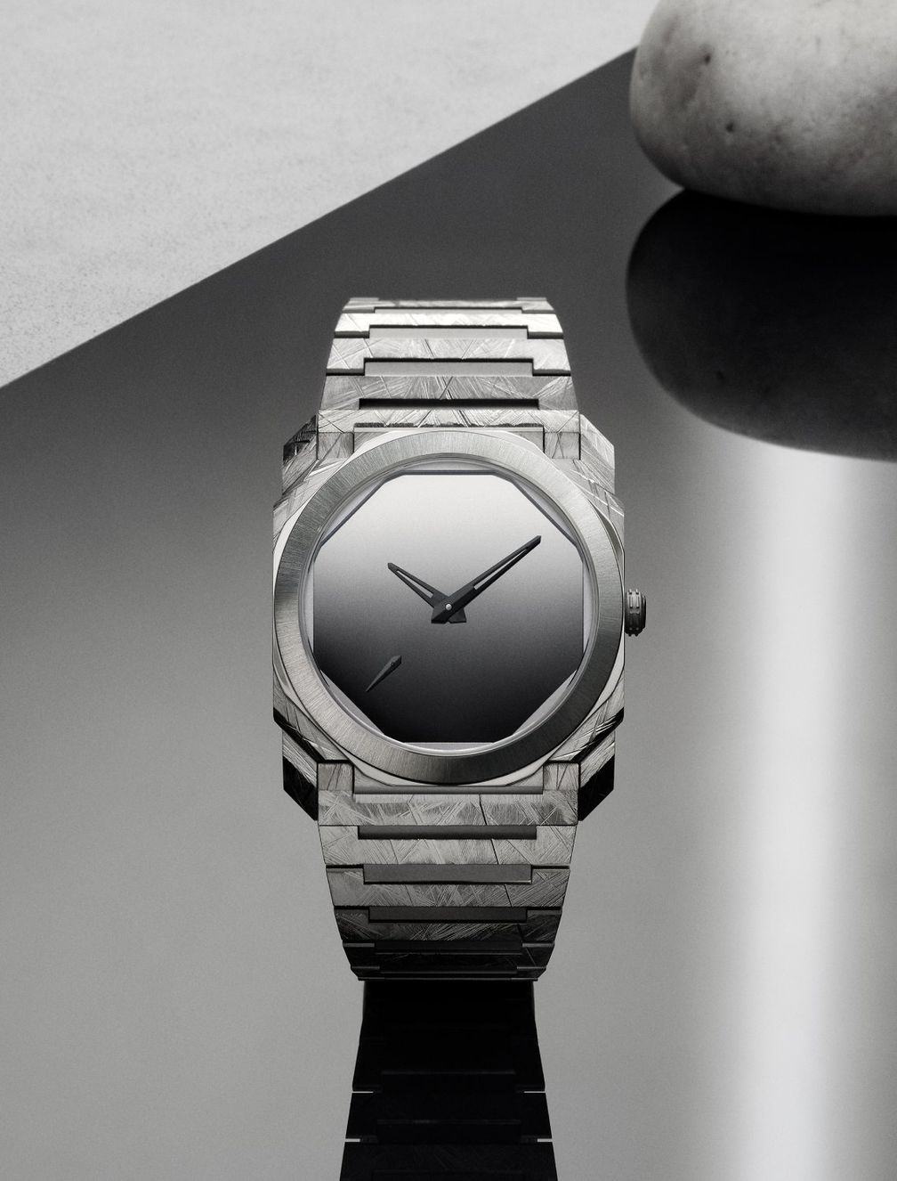 В основе часов Octo Finissimo Lee Ufan x Bvlgari лежит одна из ключевых тем художника: контраст между камнем и бесконечными отражениями в зеркале. Фото: Bvlgari В основе часов Octo Finissimo Lee Ufan x Bvlgari лежит одна из ключевых тем художника: контраст между камнем и бесконечными отражениями в зеркале. Фото: Bvlgari