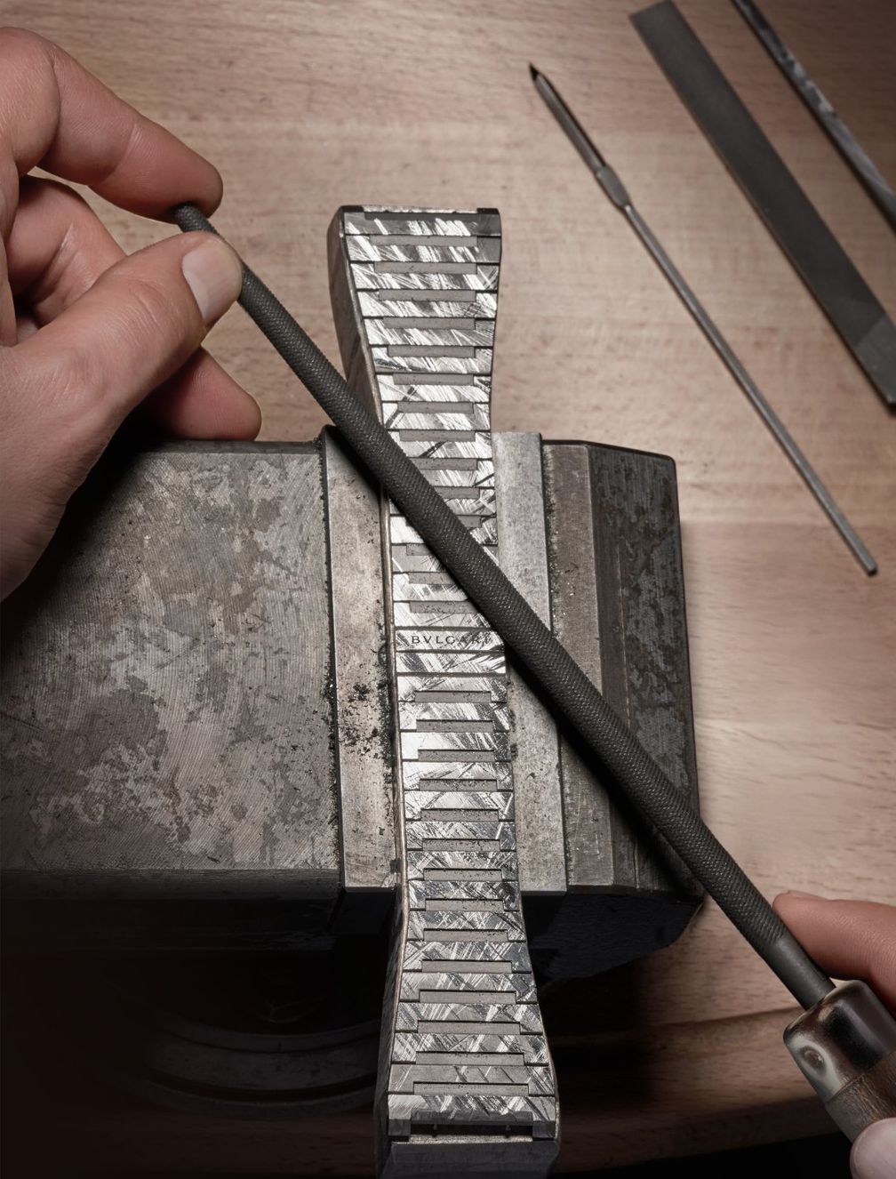 Браслет отделан вручную с использованием уникальной обработки титановой поверхности. Фото: Bvlgari Браслет отделан вручную с использованием уникальной обработки титановой поверхности. Фото: Bvlgari