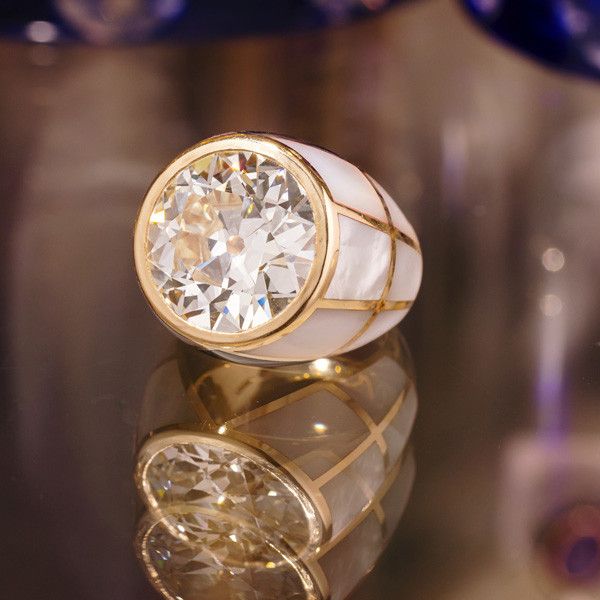 Винтажное кольцо от Bulgari из желтого золота с бриллиантом 14 карат и перламутром; Briony Raymond