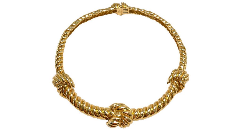 Винтажное плетеное колье-ошейник от David Webb из 18-каратного желтого золота. Это образец гламура середины XX века, отмечают в Greenwich St. Jewelers 