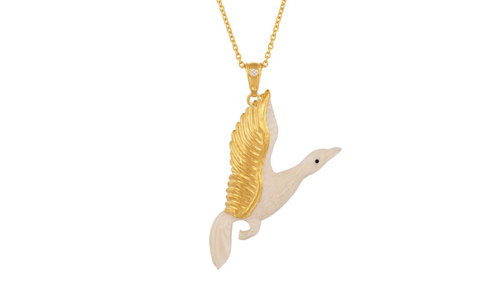 Гусь, вырезанный из бивня мамонта, украшен 24-каратным желтым золотом и прикреплен к цепочке из 22-каратного желтого золота с помощью кольца из 18-каратного желтого золота с бриллиантом классической огранки