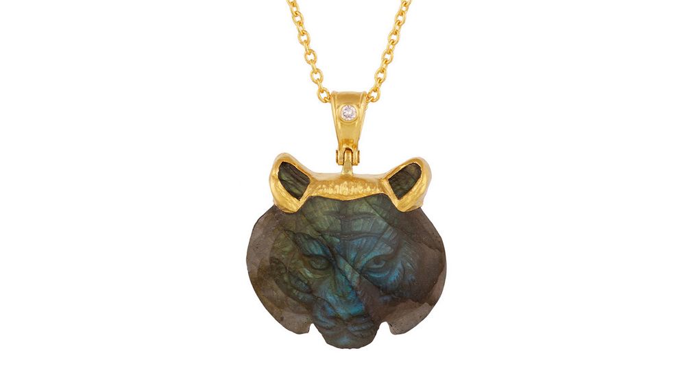 Медведь, вырезанный из лабрадорита и украшенный 24-каратным желтым золотом, крепится к цепочке из 22-каратного желтого золота с помощью кольца из 18-каратного желтого золота с бриллиантом классической огранки