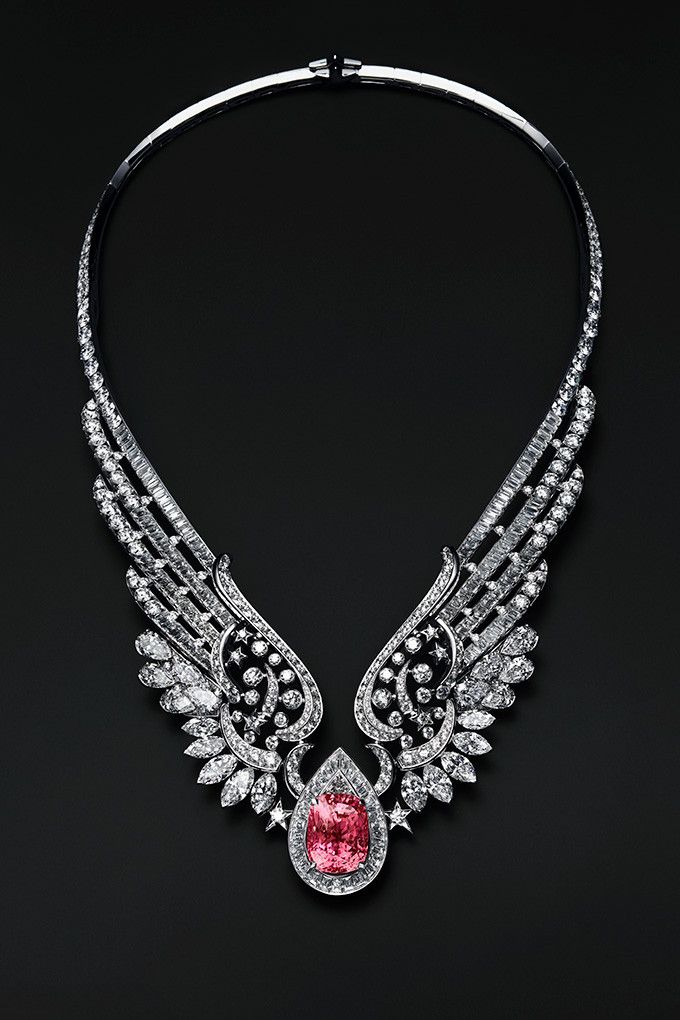 Wings of Chanel — центральное ожерелье коллекции с завораживающим сапфиром падпараджа