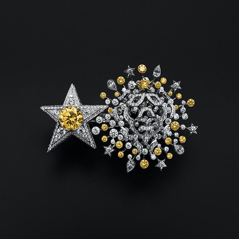 Кольцо Strong As A Lion сочетает в себе абстрактную львиную голову и пылающую комету