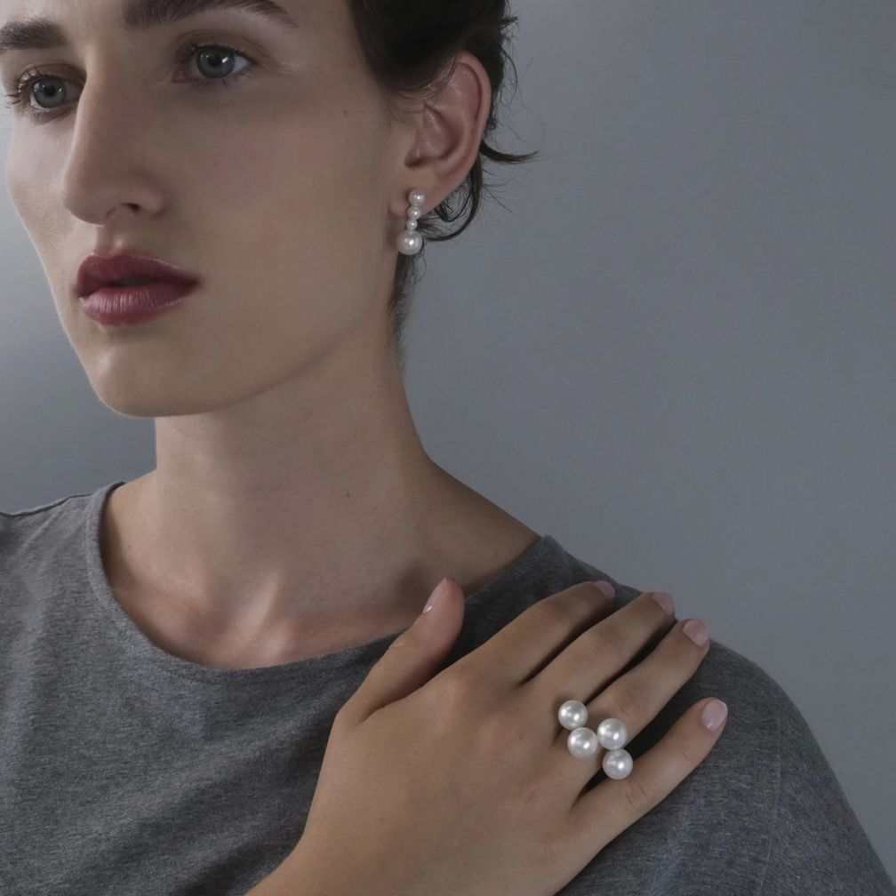 Новая коллекция Мелани Георгакопулос Tria также включает в себя кольцо и серьги-подвески полностью из белого жемчуга 