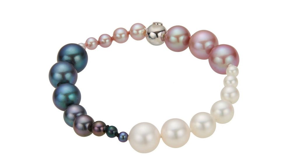 Лавандовый, павлиний и белый пресноводный жемчуг увеличиваются в размере на браслете Tria, который дополнен скрытой шарообразной застежкой из 18-каратного белого золота