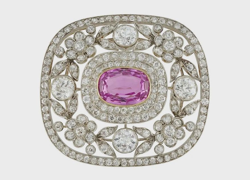 Брошь с крупным розовым топазом в обрамлении четырех бриллиантов круглой огранки. Фото: Bentley & Skinner 