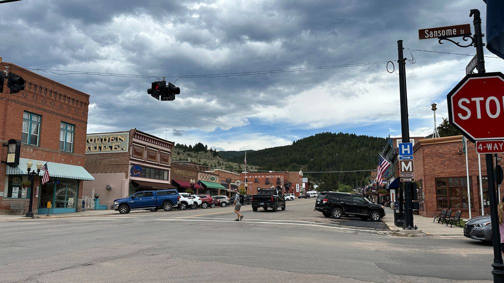 Согласно информации с сайта отеля The Broadway, где остановилась наша группа, в историческом городе Филипсбург, штат Монтана, во время серебряной лихорадки XIX века проживало более 4000 человек