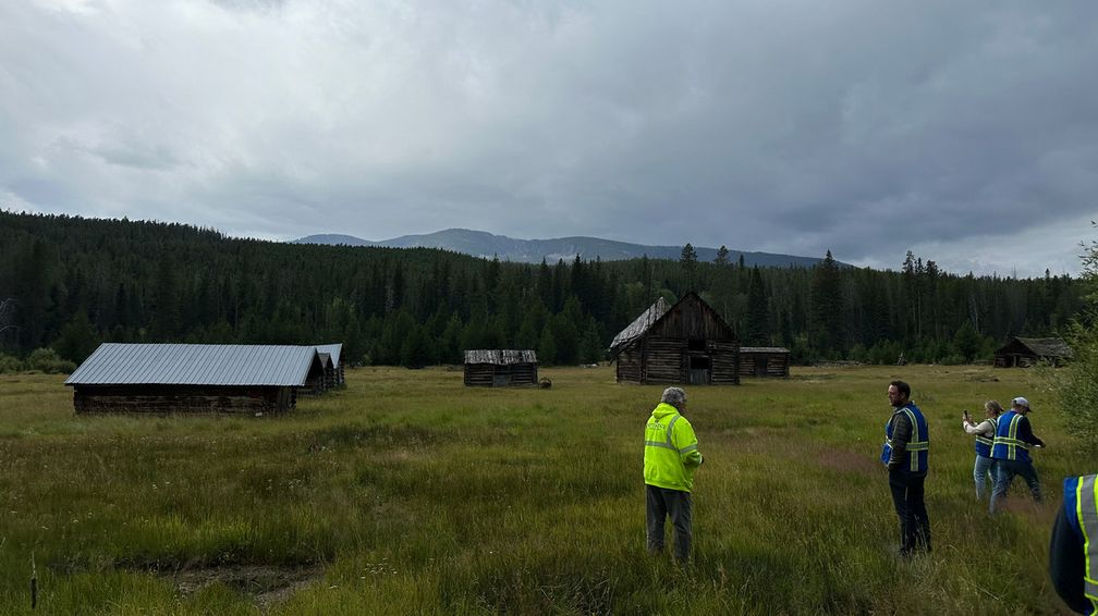 Эти ныне пустующие сооружения служили базовым лагерем для добытчиков сапфиров в начале XX века