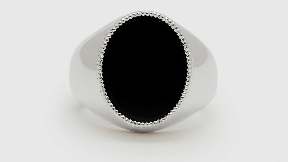 Кольцо Mabel из стерлингового серебра с печаткой из черного нефрита (128 долларов)
