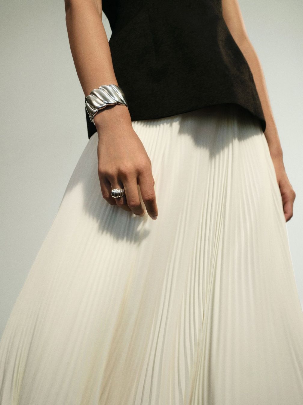 Кафф (248 долларов) и кольцо Blanche (98 долларов) из стерлингового серебра