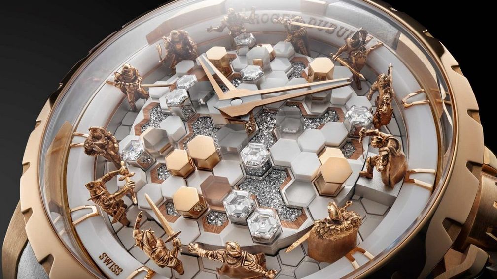 Часы с их ступенчатой кристаллической конструкцией излучают изысканность. Фото: Roger Dubuis