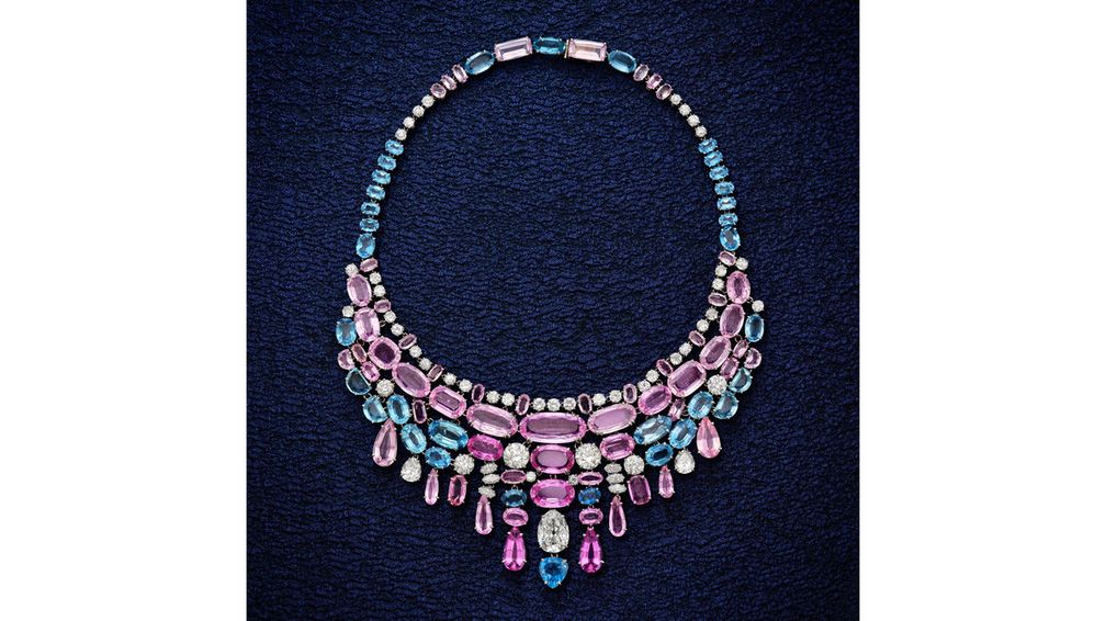 Это ожерелье — одно из 20 произведений Сюзанн Бельперрон, представленных на аукционе