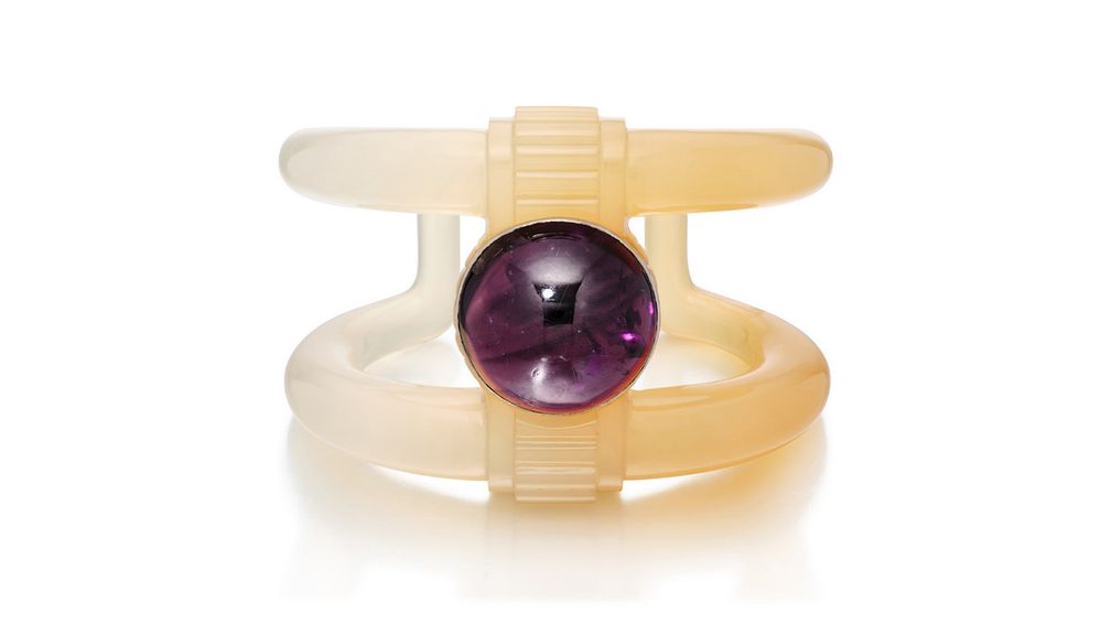 В этом браслете-манжете уверенность Бельперрон воплощена в использовании нетрадиционных материалов и почти мужской эстетике машинного века, отмечает аукционный дом 