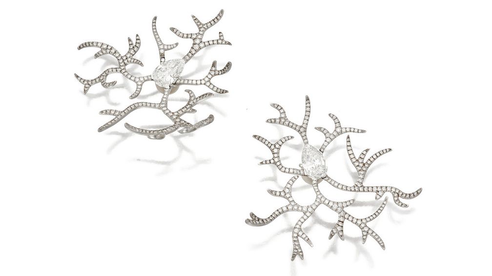 «Внушительный масштаб этих серег-клипс от JAR уравновешивается хрупкостью дендритных ветвей, напоминающих эфемерность инея», — говорится в сообщении аукционного дома Sotheby’s