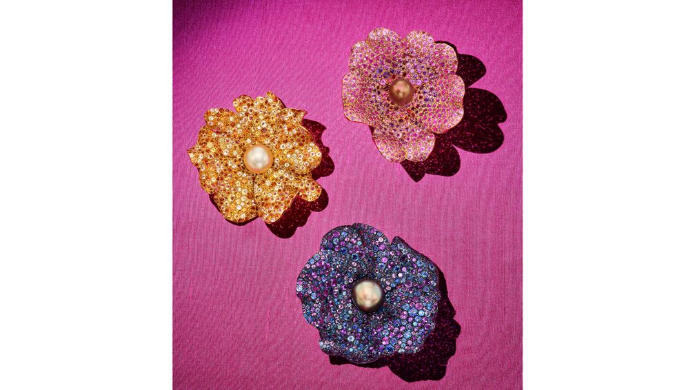 Эти броши от JAR изготовлены из розовых и фиолетовых сапфиров и гранатов, цитринов и желтых сапфиров, а также аметистов и сапфиров в технике паве (сверху вниз) 