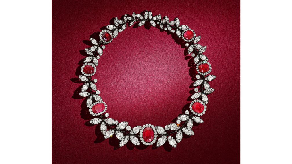 Это колье от Boucheron с рубинами и бриллиантами, около 1888 года, оценивается в 2 миллиона долларов 