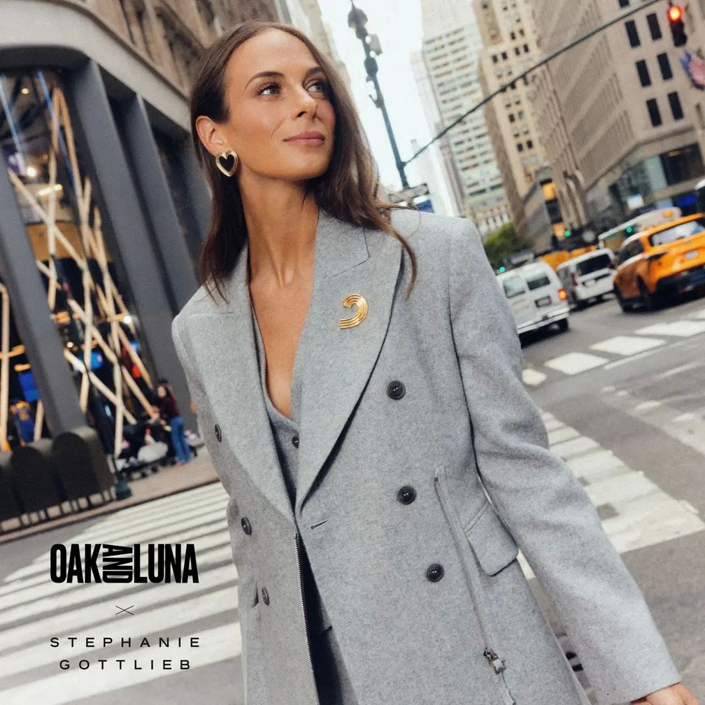 Стефани Готтлиб демонстрирует брошь в виде половинки сердца из своего совместного проекта с Oak and Luna