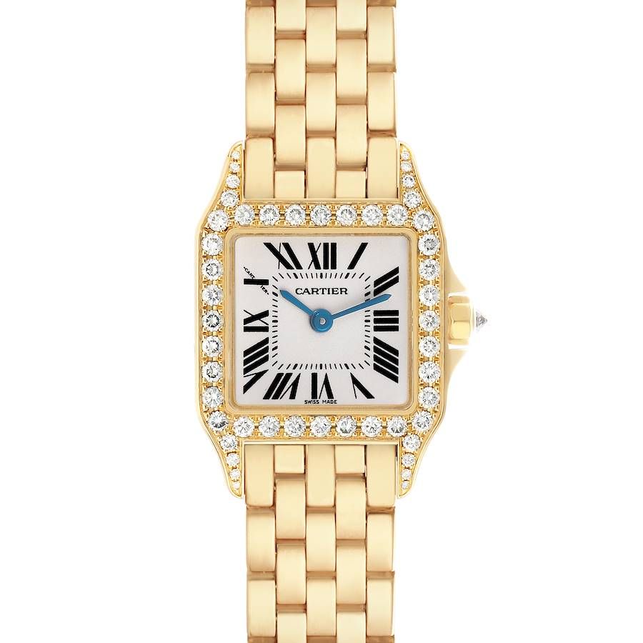 На фотографиях с помолвки, которые разлетелись по всему миру, Тейлор Свифт была в часах Cartier Santos Demoiselle небольшого размера (все фотографии предоставлены SwissWatchExpo)