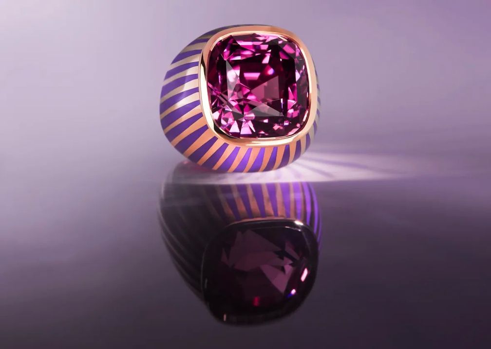Кольцо из 18-каратного розового золота с розовой шпинелью 20 карат и фиолетовой эмалью