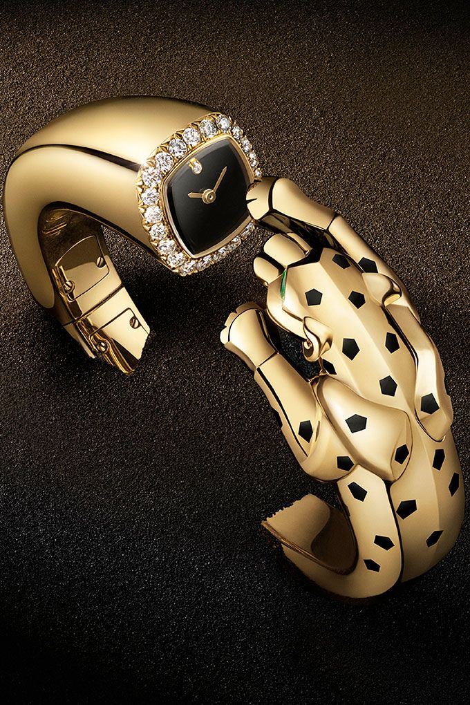 Новый стиль часов Panthère, представленный в этом году, отражает мастерство Cartier в создании выразительных фигур кошек. Эта модель словно растягивает время, играя с ним. Часы Panthère Bangle из желтого золота с черными лакированными пятнами, глазами из цаворита, носом из оникса и бриллиантами Новый стиль часов Panthère, представленный в этом году, отражает мастерство Cartier в создании выразительных фигур кошек. Эта модель словно растягивает время, играя с ним. Часы Panthère Bangle из желтого золота с черными лакированными пятнами, глазами из цаворита, носом из оникса и бриллиантами