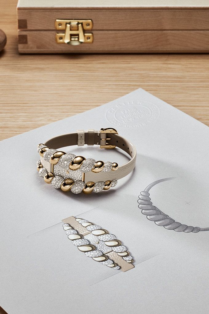 По словам Серед, извилистые, «пузырчатые» часы Tressage были разработаны с целью создания «универсального объема». Пропорции, которые подходят практически любому запястью По словам Серед, извилистые, «пузырчатые» часы Tressage были разработаны с целью создания «универсального объема». Пропорции, которые подходят практически любому запястью