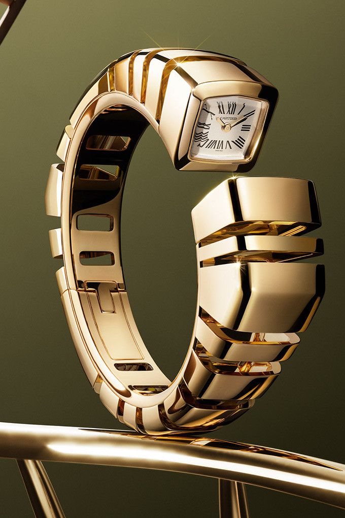 Часы Reflection de Cartier, представленные в 2024 году, — это открытый браслет с зеркально отполированным концом, в котором отражается циферблат Часы Reflection de Cartier, представленные в 2024 году, — это открытый браслет с зеркально отполированным концом, в котором отражается циферблат