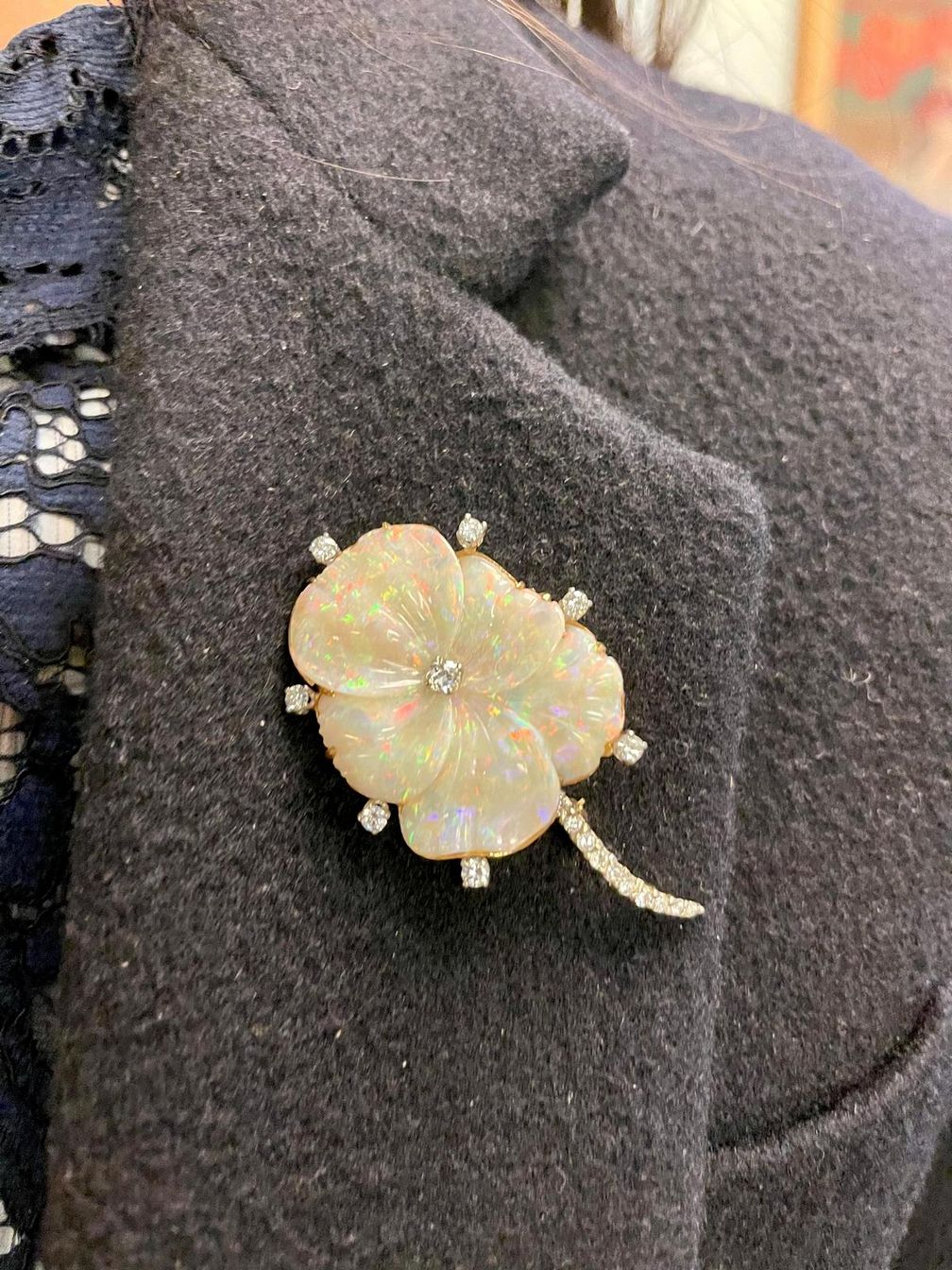 Переливы опалов особенно эффектно смотрятся на темном фоне