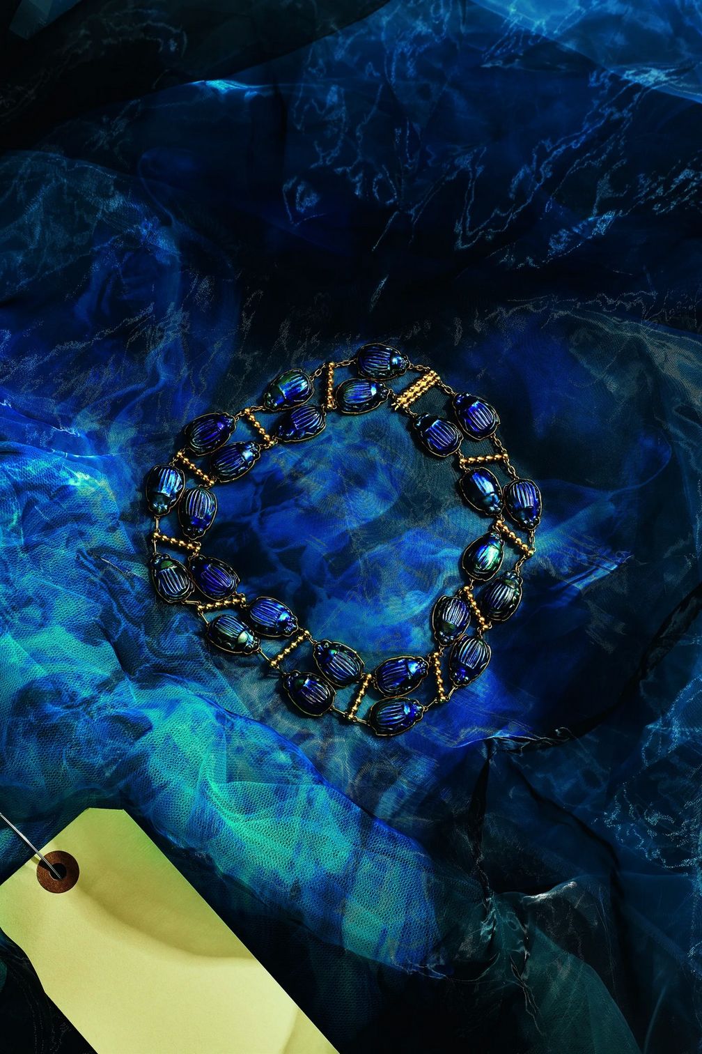 Ожерелье Favrile Glass Scarab от Tiffany & Co. в фильме Netflix «Франкенштейн» режиссера Гильермо дель Торо 