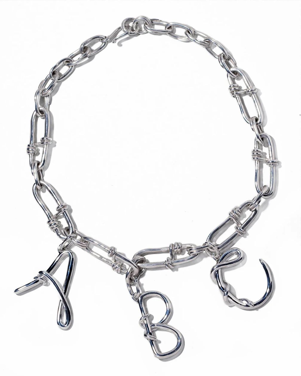 Украшения в виде букв пользуются успехом и в наши дни, ч. 2