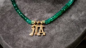 Украшения в виде букв пользуются успехом и в наши дни, ч. 2