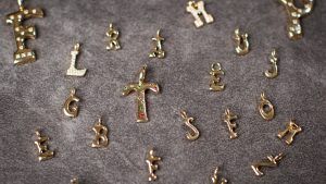 Украшения в виде букв пользуются успехом и в наши дни, ч. 1