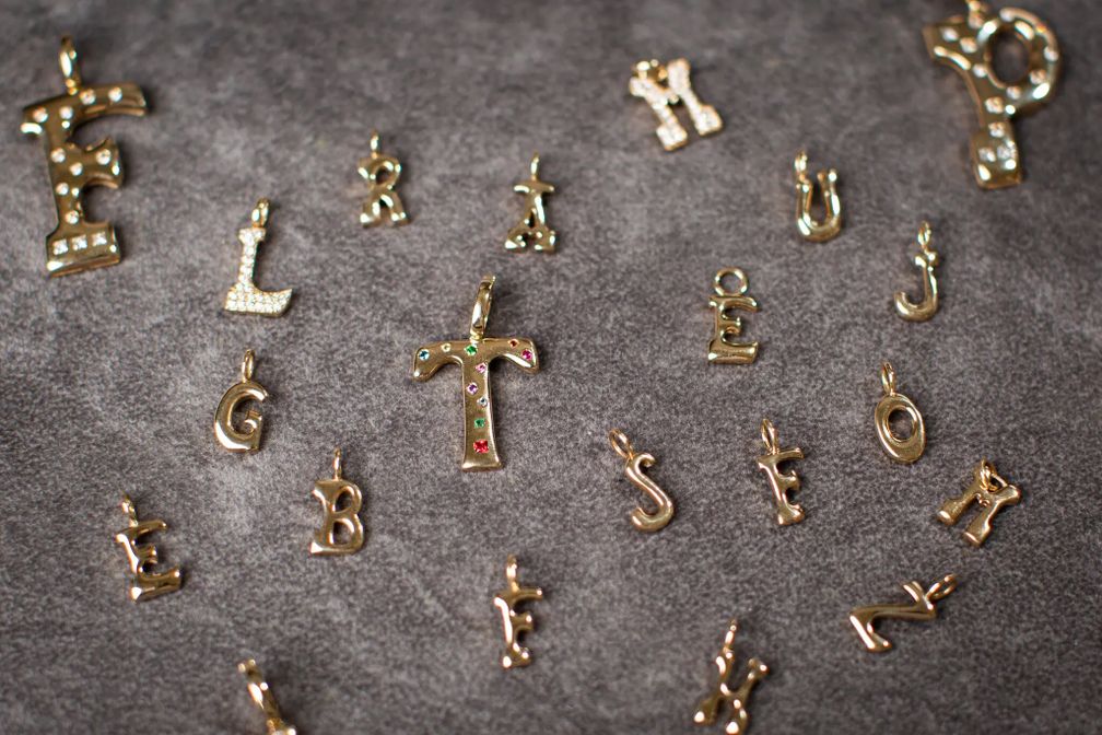 Украшения в виде букв пользуются успехом и в наши дни, ч. 1