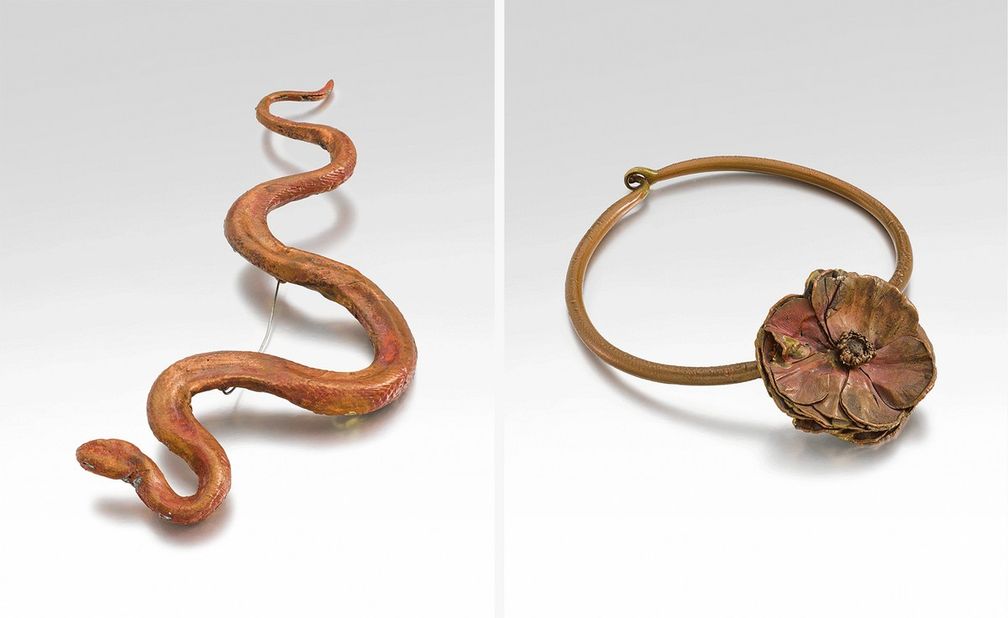 Слева: брошь Serpent от Клод Лаланн, оценка £5000–7000. Справа: колье Anémone от Клод Лаланн, оценка £3 000–5 000 (фото: Sotheby's) Слева: брошь Serpent от Клод Лаланн, оценка £5000–7000. Справа: колье Anémone от Клод Лаланн, оценка £3 000–5 000 (фото: Sotheby's)