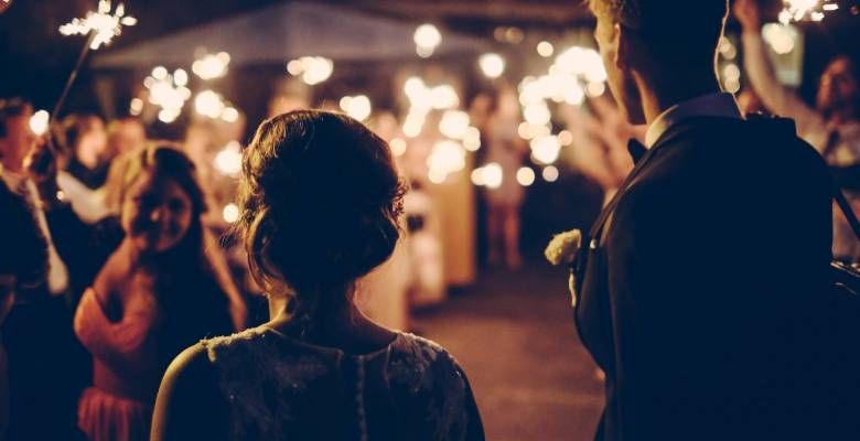 Какие украшения выбрать на празднование годовщины свадьбы красного дерева (27 лет)?