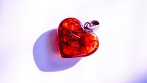 Какие украшения выбрать на празднование янтарной годовщины свадьбы (34 года)?