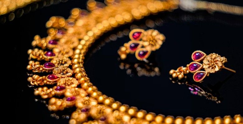 Какие украшения выбрать на празднование гранатовой годовщины свадьбы (19 лет)?