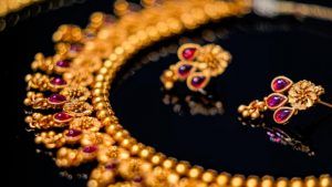 Какие украшения выбрать на празднование гранатовой годовщины свадьбы (19 лет)? Какие украшения выбрать на празднование гранатовой годовщины свадьбы (19 лет)?