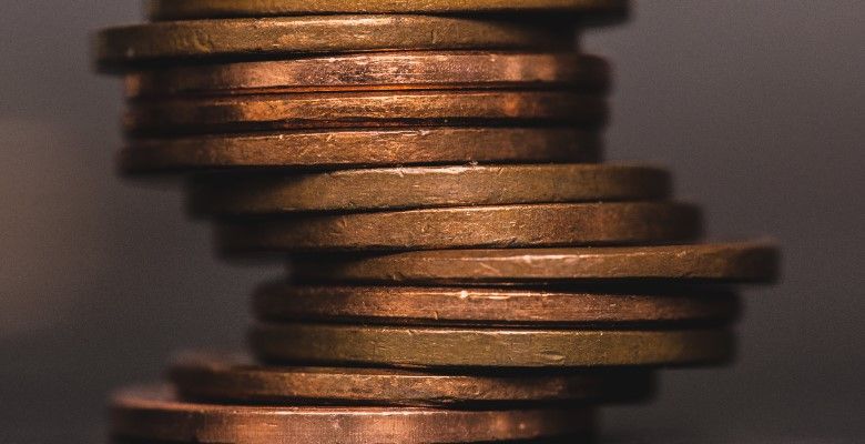 Какие украшения выбрать на празднование медной годовщины свадьбы (7 лет)?