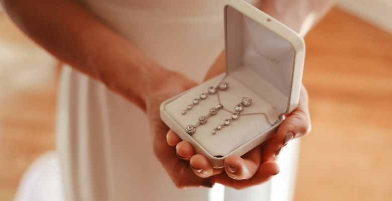 Какие украшения выбрать на празднование бумажной годовщины свадьбы (2 года)?