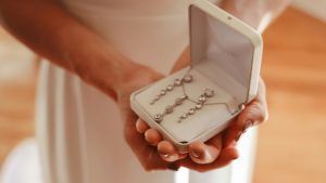 Какие украшения выбрать на празднование бумажной годовщины свадьбы (2 года)?