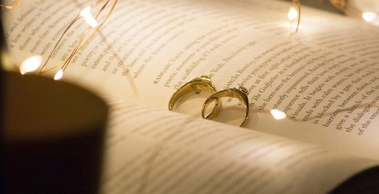 Какие украшения выбрать на празднование ситцевой годовщины свадьбы (1 год)?