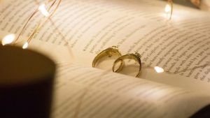 Какие украшения выбрать на празднование ситцевой годовщины свадьбы (1 год)?