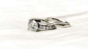 Какие украшения выбрать на празднование гранитной годовщины свадьбы (90 лет)?