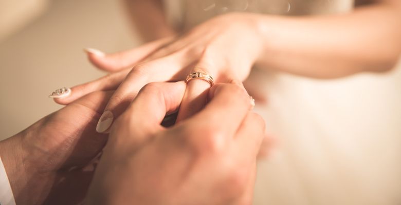 Какие украшения выбрать на празднование кружевной годовщины свадьбы (13 лет)?